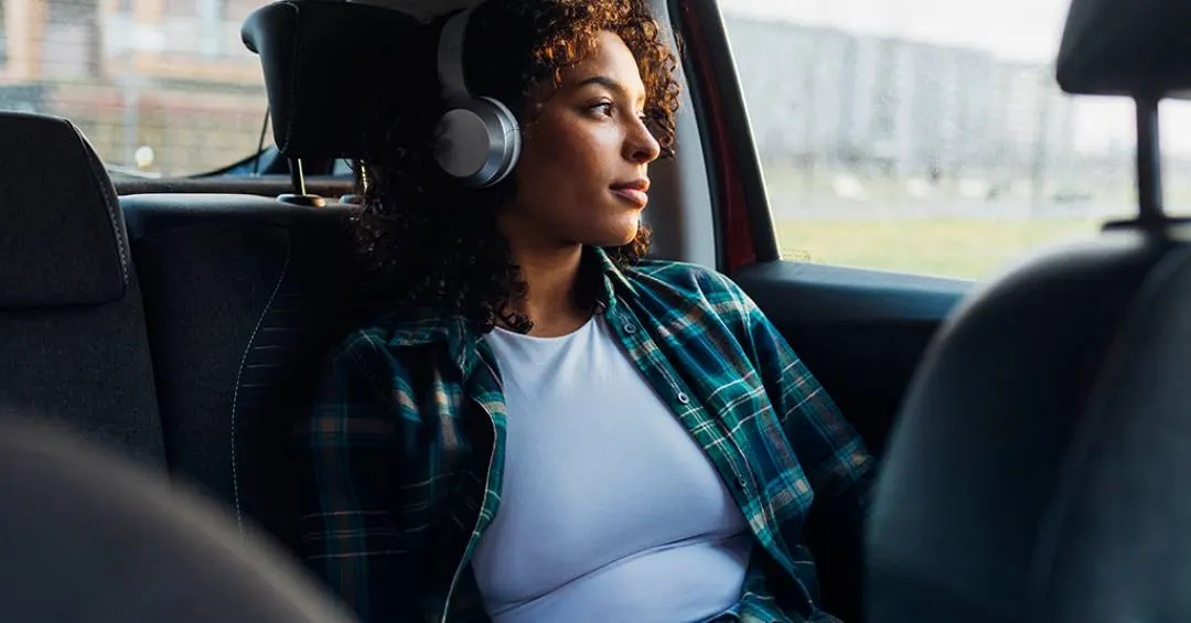 Sua playlist pode ser a chave para aliviar o enjoo em viagens no carro